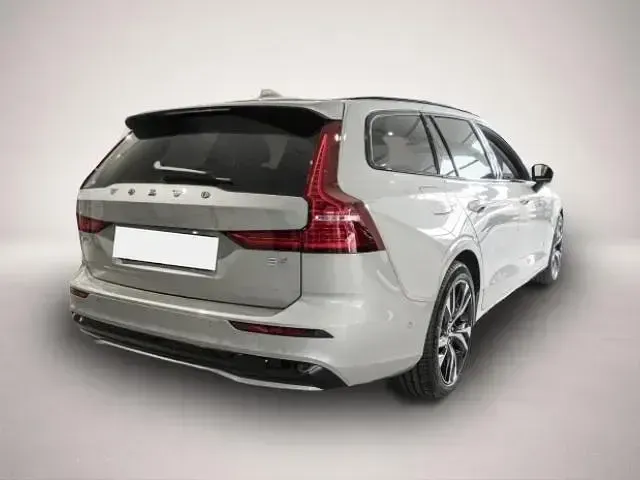 Gebraucht Volvo V60 Plus 197 PS (144 kW) 2026 Manufacturer Kombi