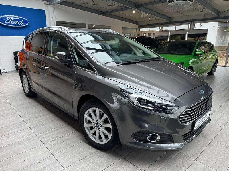 Grau Gebraucht 2017 Ford S-MAX Titanium Van / Kleinbus | 21.900 € (Etwas zu teuer) - Bild 1/4