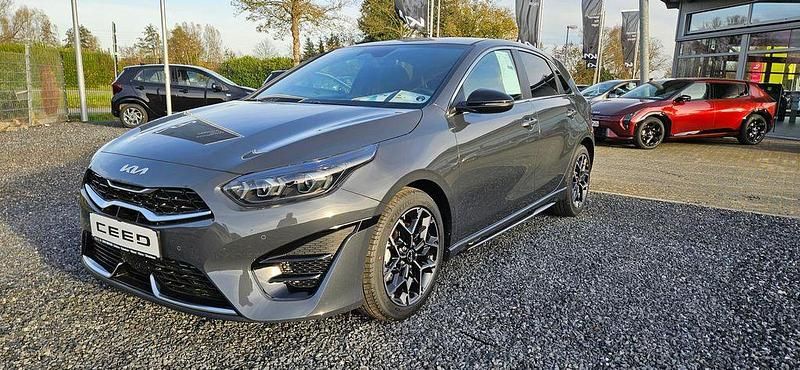 Neu Kia Ceed GT GT-Line 140 PS (102 kW) 2026 Grau Limousine