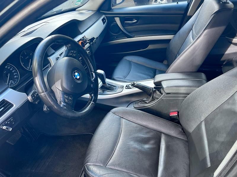 Gebraucht BMW 320 163 PS (119 kW) 2009 Schwarz Kombi