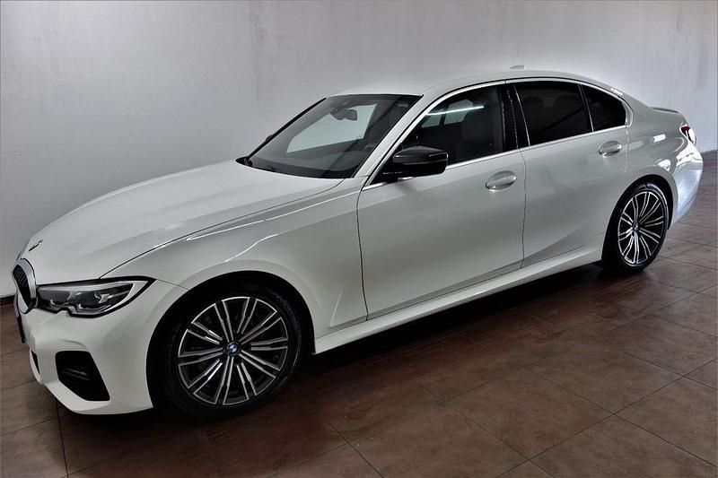 Alpinweiss iii Gebraucht 2021 BMW 330 M Sport Limousine | 24.999 € (Fairer Preis) - Bild 1/4