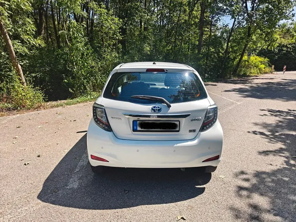 Gebraucht Toyota Yaris 101 PS (74 kW) 2013 Weiß Kleinwagen