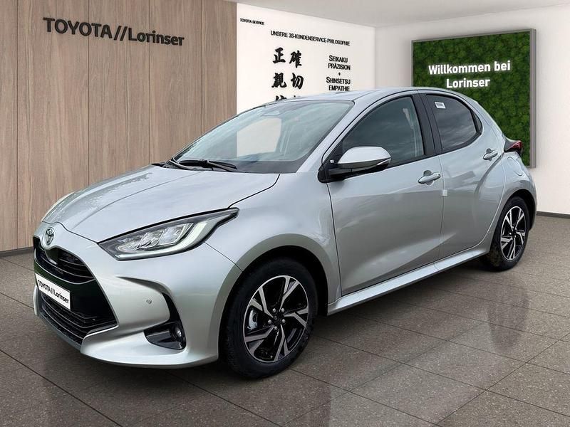 Neu Toyota Yaris Hybrid 117 PS (86 kW) 2025 Silber Limousine