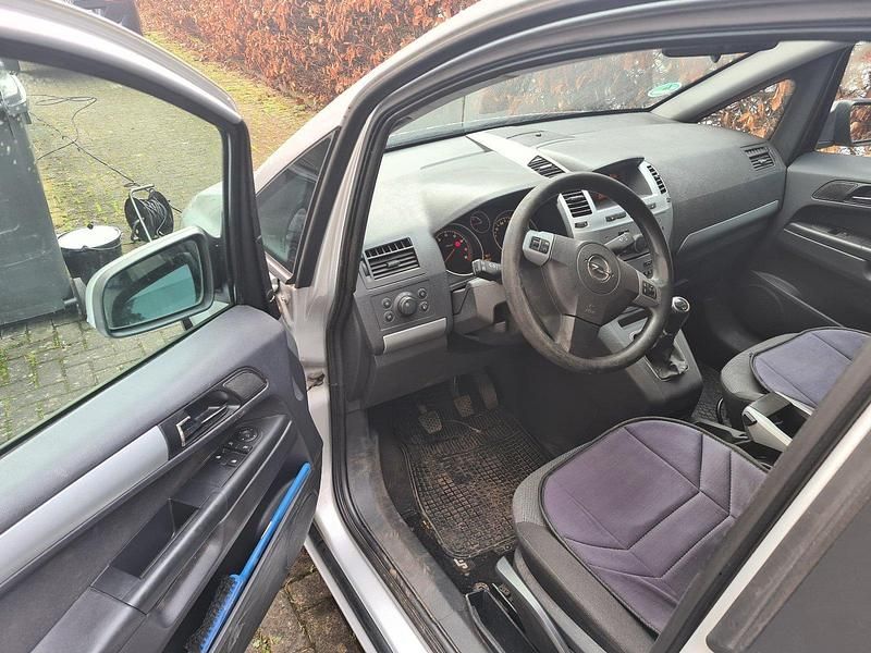 Gebraucht Opel Zafira Edition 140 PS (102 kW) 2009 Silber Van / Kleinbus