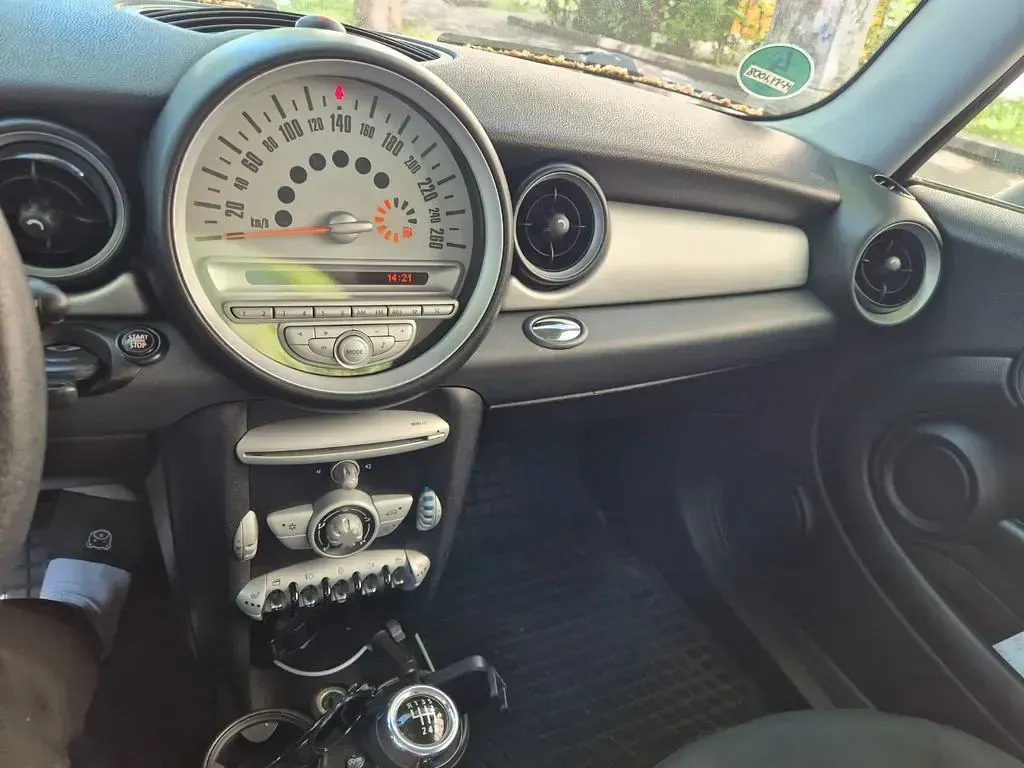 Usata Mini ONE 75 CV (55 kW) 2009 Rosso Utilitaria