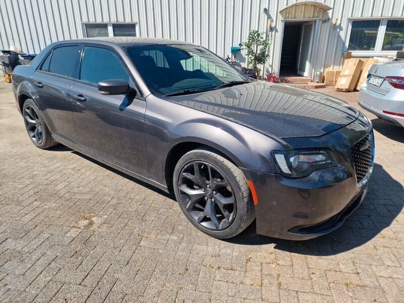 Grau Gebraucht 2022 Chrysler 300S Limousine | 15.232 € - Bild 1/4