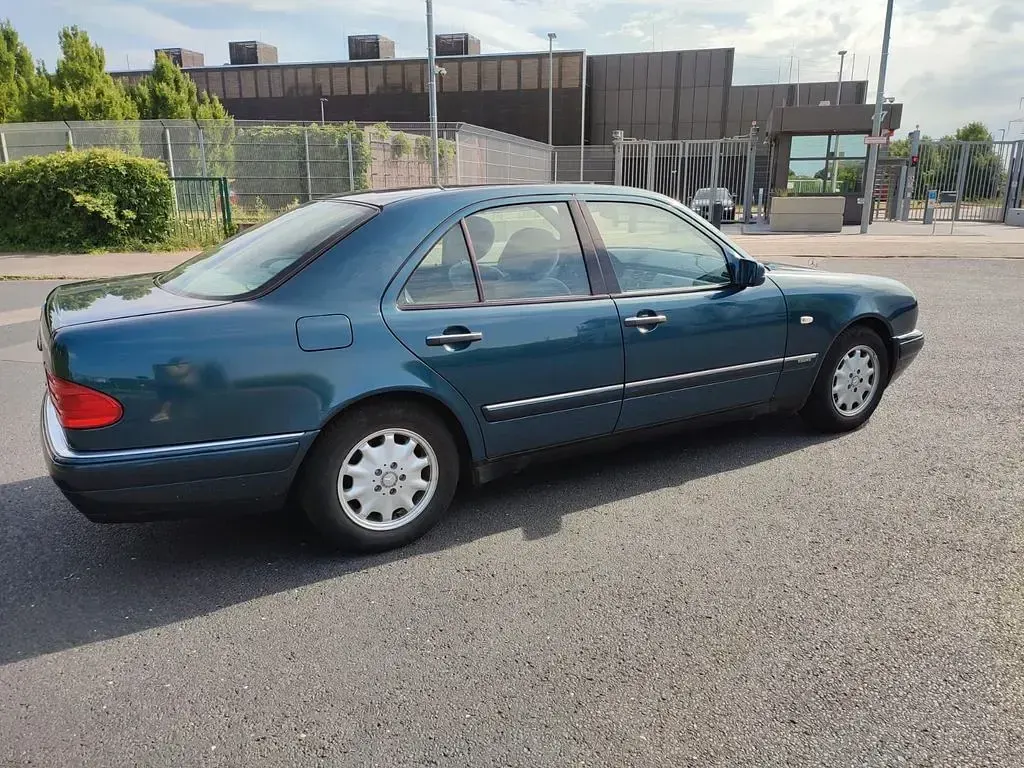 Gebraucht Mercedes E240 Elegance 170 PS (125 kW) 1999 Grün Limousine