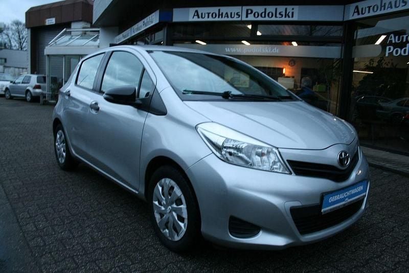 Gebraucht Toyota Yaris Cool 69 PS (50 kW) 2012 Ultra silver Kleinwagen