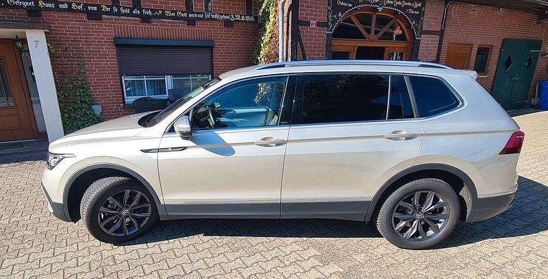 Silber Gebraucht 2023 VW Tiguan Allspace Move SUV | 32.700 € (Fairer Preis) - Bild 1/4