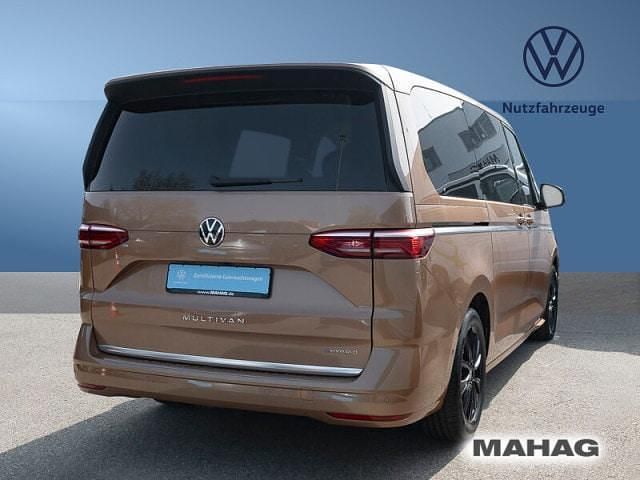 Gebraucht VW T7 Style 150 PS (110 kW) 2022 Copper bronze metallic Van