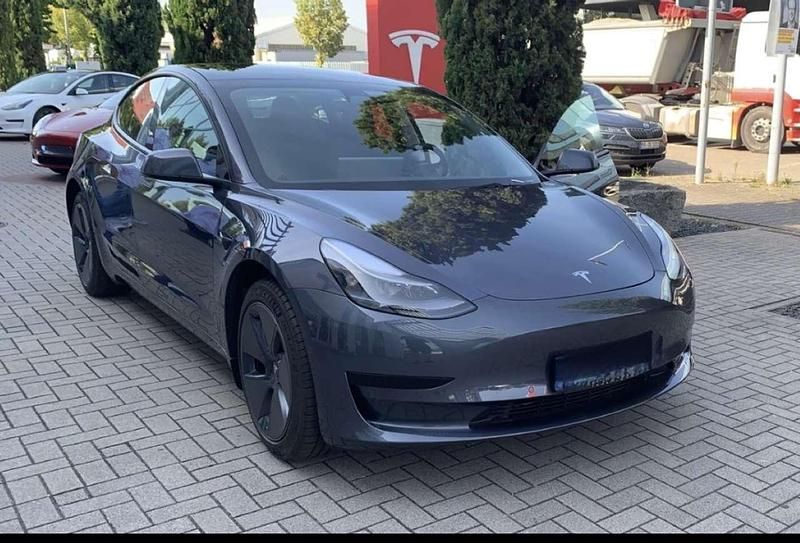 Grau Gebraucht 2021 Tesla Model 3 Standard Range Plus Limousine | 26.500 € (Fairer Preis) - Bild 1/4
