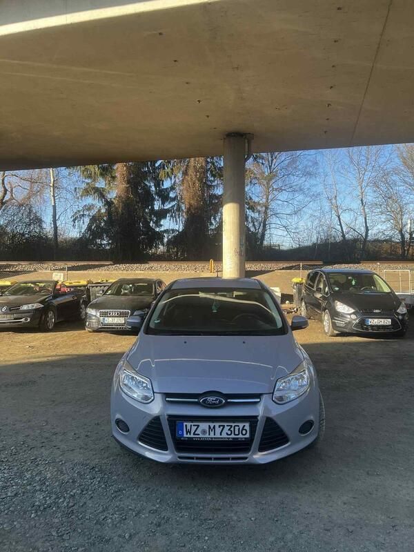 Grau Gebraucht 2013 Ford Focus Limousine | 3.499 € (Superpreis) - Bild 1/4