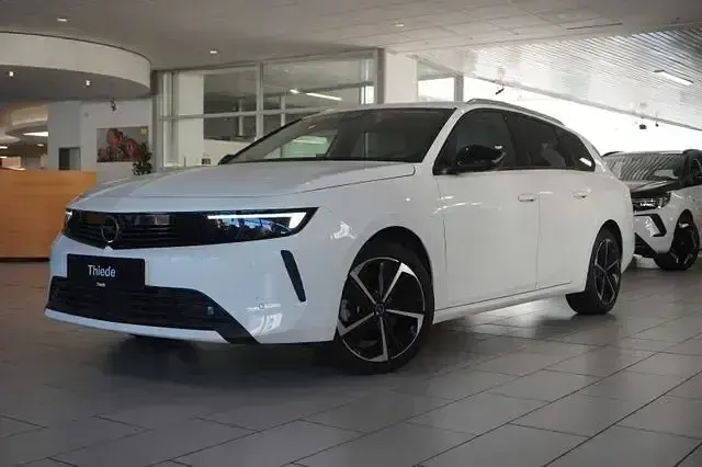 Gebraucht Opel Astra Elegance 131 PS (96 kW) 2024 Jade weiß Kleinwagen