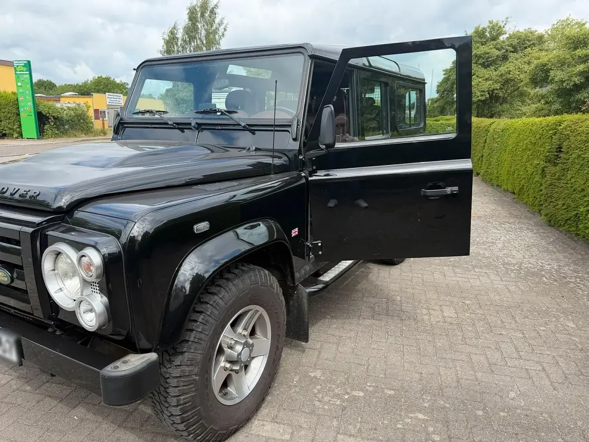 Gebraucht Land Rover Defender 122 PS (89 kW) 2011 Schwarz SUV