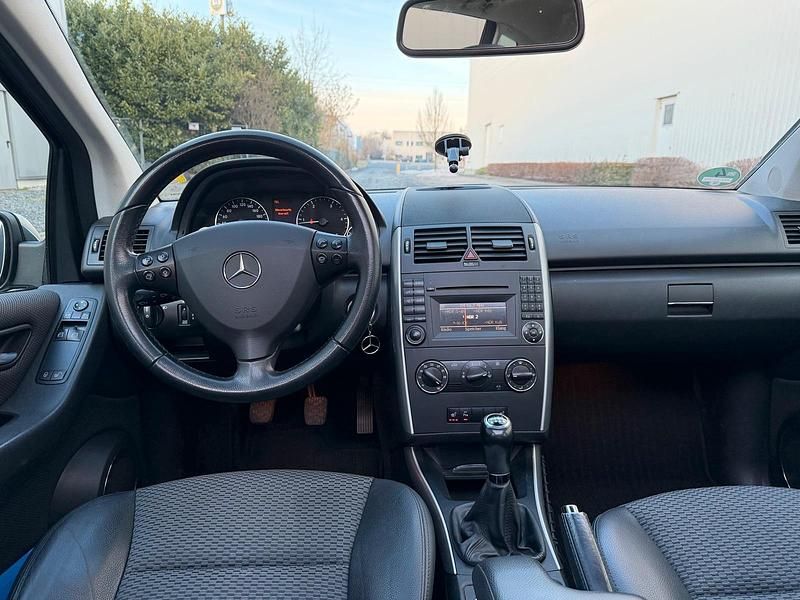 Gebraucht Mercedes A180 109 PS (80 kW) 2011 Schwarz Kleinwagen