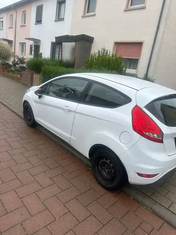 Usata Ford Fiesta Ambiente 60 CV (44 kW) 2009 Bianco Utilitaria