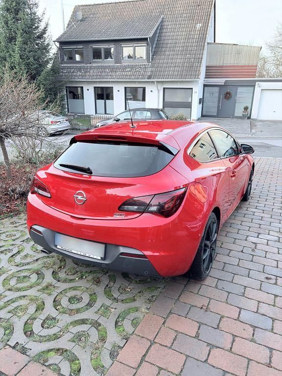 Gebraucht Opel Astra GTC 140 PS (102 kW) 2012 Rot