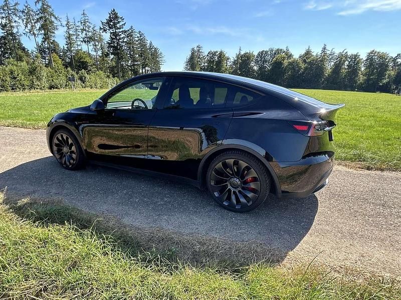 Schwarz Gebraucht 2023 Tesla Model Y Performance SUV | 44.999 € (Etwas zu teuer) - Bild 1/4