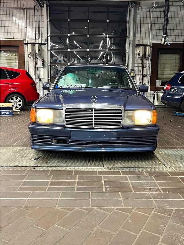 Blau Gebraucht 1987 Mercedes 190 Limousine | 9.999 € - Bild 1/4