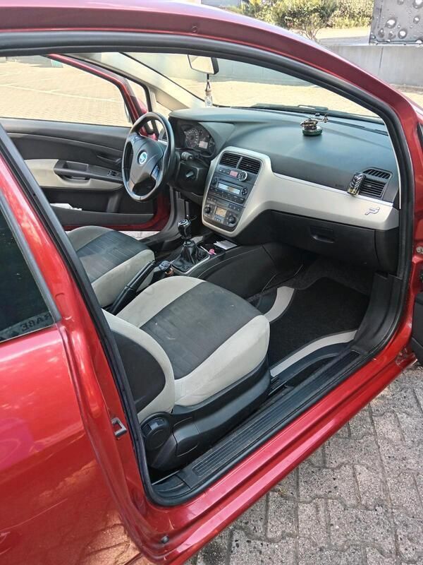 Rot Gebraucht 2005 Fiat Grande Punto Kleinwagen | 1.500 € (Etwas zu teuer) - Bild 1/4