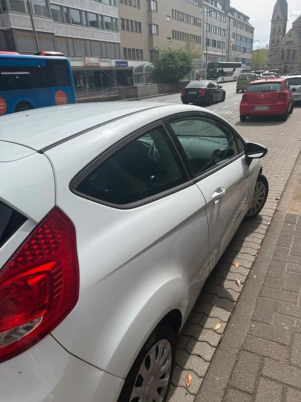 Gebraucht Ford Fiesta 60 PS (44 kW) 2010 Weiß Kleinwagen