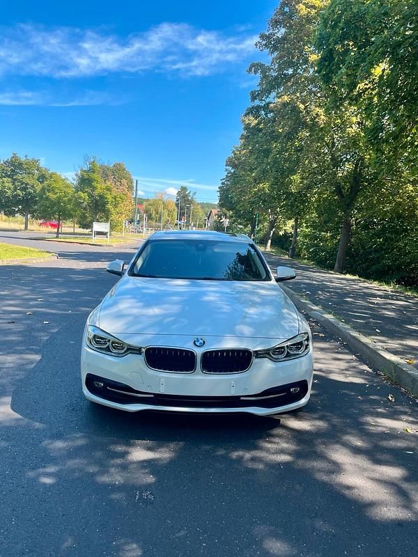 Weiß Gebraucht 2018 BMW 320 Limousine | 23.000 € - Bild 1/4