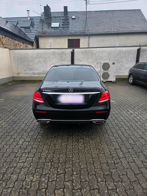 Gebraucht Mercedes E220 194 PS (142 kW) 2016 Schwarz Limousine