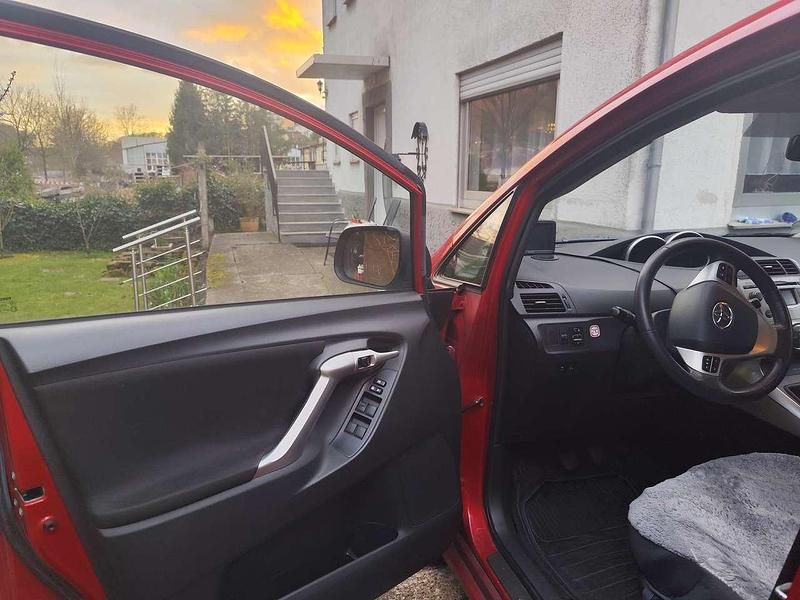 Gebraucht Toyota Verso 132 PS (97 kW) 2011 Rot Van / Kleinbus