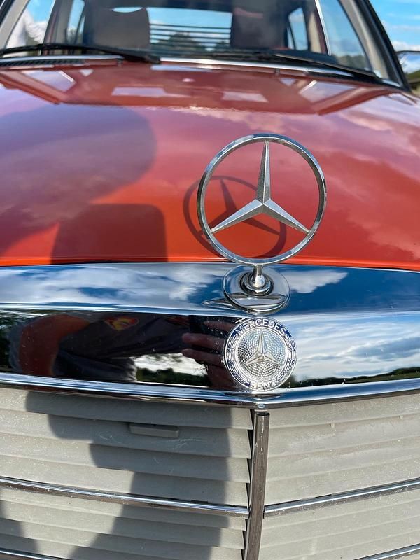Orange Gebraucht 1978 Mercedes 230 Limousine | 13.500 € - Bild 1/4