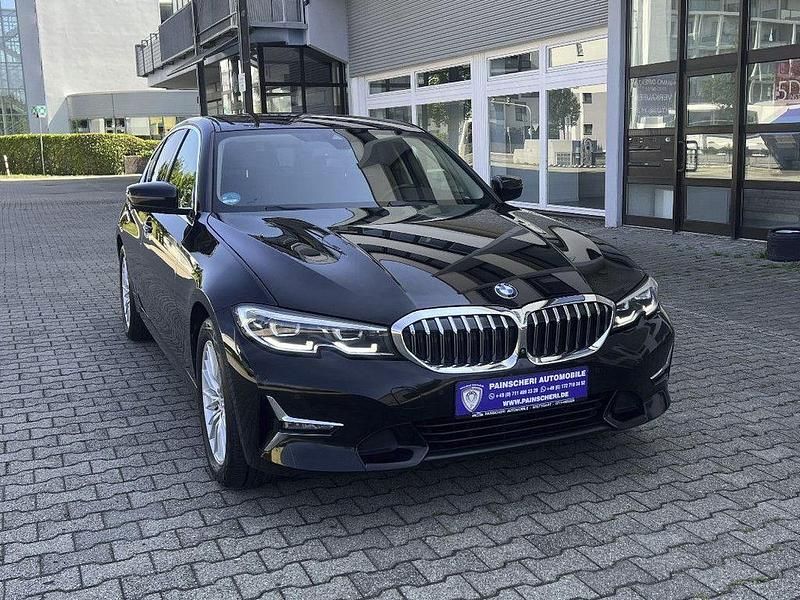 Schwarz ii/bonnet fluid black Gebraucht 2020 BMW 318 Luxury Line Limousine | 19.799 € (Etwas zu teuer) - Bild 1/4