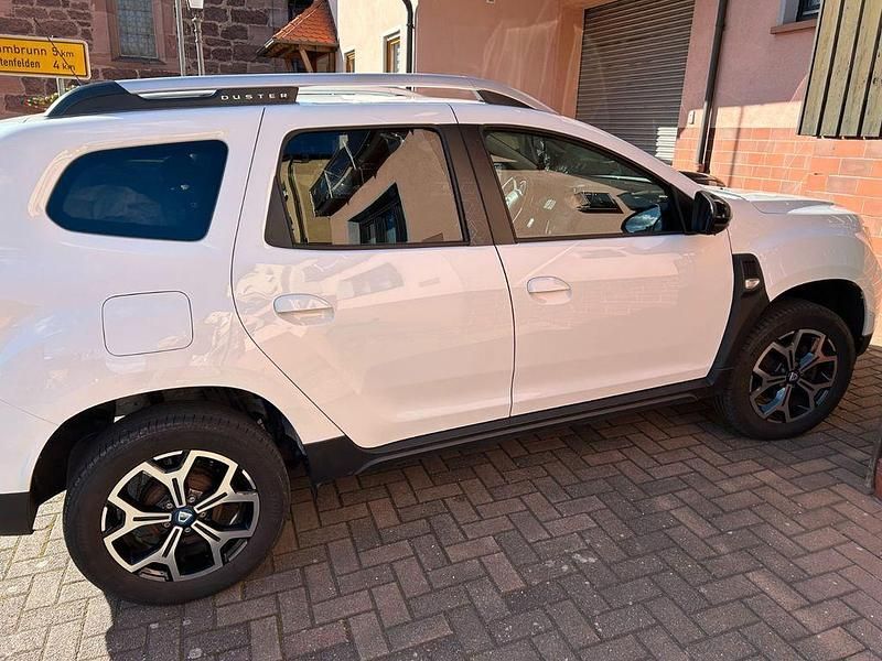 Gebraucht Dacia Duster Celebration 131 PS (96 kW) 2020 Weiß SUV