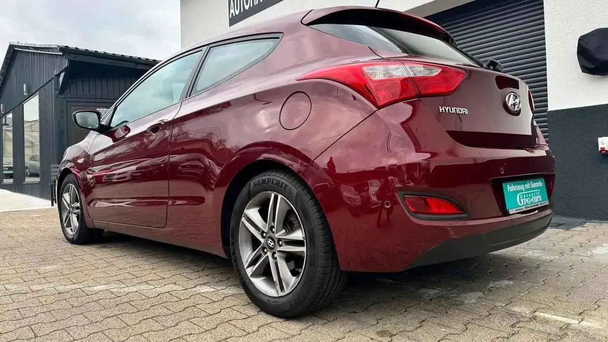 Gebraucht Hyundai i30 110 PS (80 kW) 2017 Rot Coupé