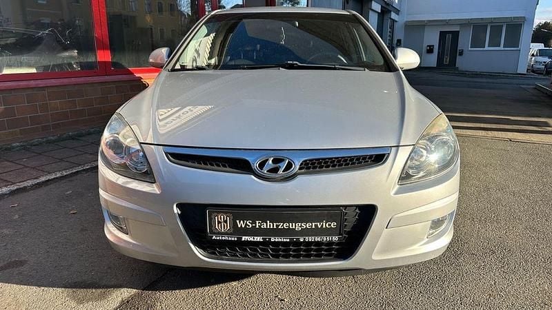 Gebraucht Hyundai i30 Comfort 109 PS (80 kW) 2009 Silber Limousine