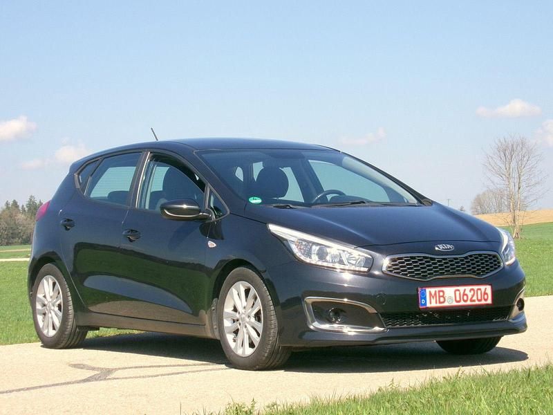 Usado Kia Ceed 99 HP (72 kW) 2017 Preto Citadino