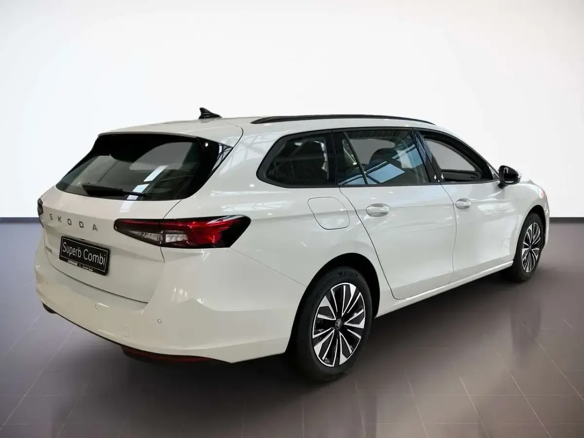Gebraucht Skoda Superb Essence 150 PS (110 kW) 2025 Kristallweiss uni Limousine