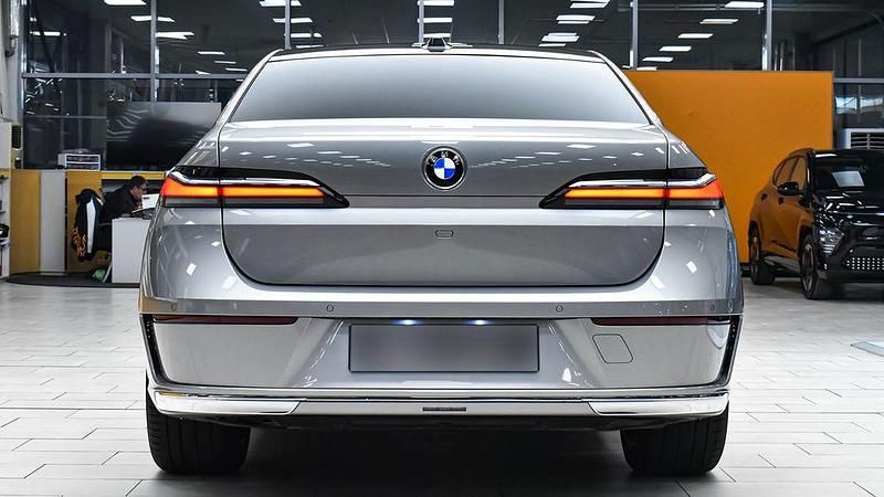 Gebraucht BMW 740 300 PS (220 kW) 2025 Silber Limousine