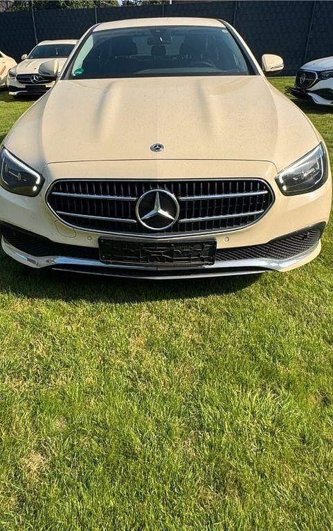 Beige Gebraucht 2023 Mercedes E200 Limousine | 26.500 € (Superpreis) - Bild 1/4