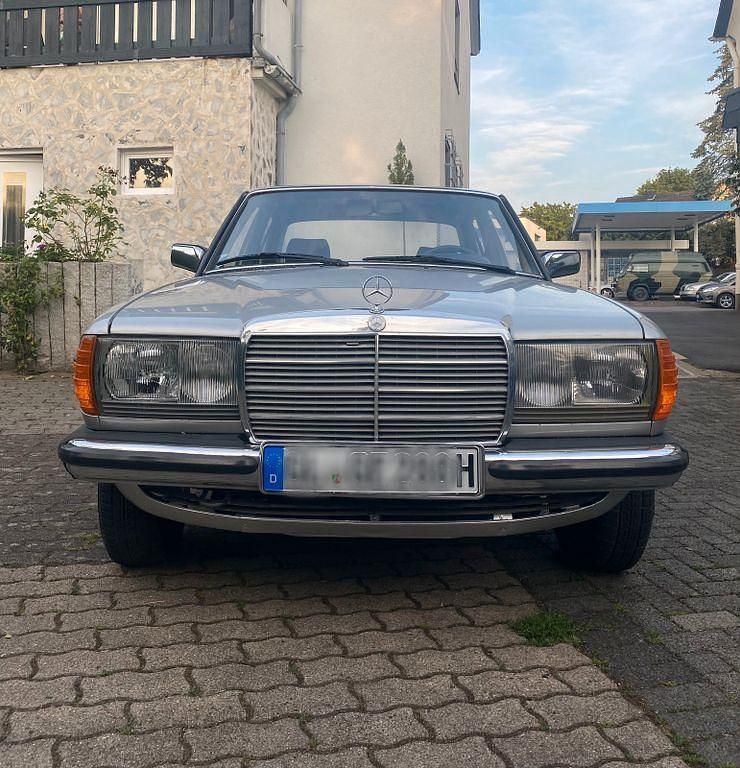 Gebraucht Mercedes E230 136 PS (100 kW) 1983 Grau Limousine