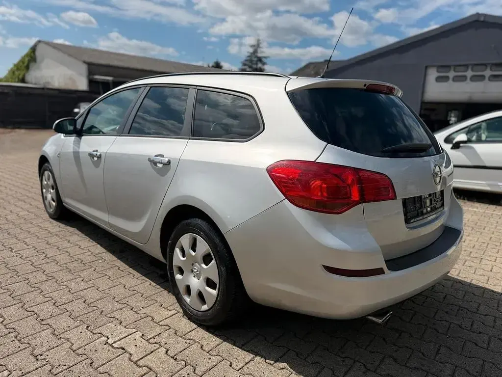 Gebraucht Opel Astra Design Edition 140 PS (102 kW) 2011 Silber Kombi
