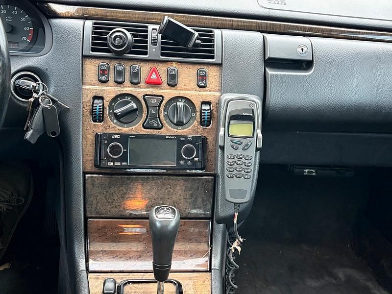 Second-hand Mercedes E320 224 CP (164 kW) 2000 Albastru Berlinǎ