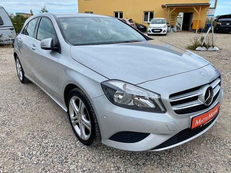 Polarsilber metallic Gebraucht 2014 Mercedes A200 Urban Limousine | 12.900 € (Superpreis) - Bild 1/4