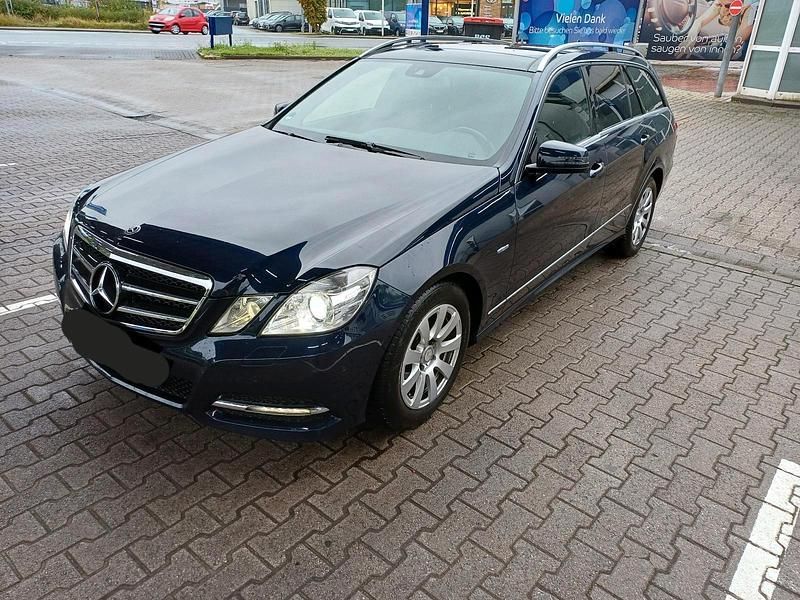 Blau Gebraucht 2012 Mercedes E250 Avantgarde Kombi | 14.990 € - Bild 1/4