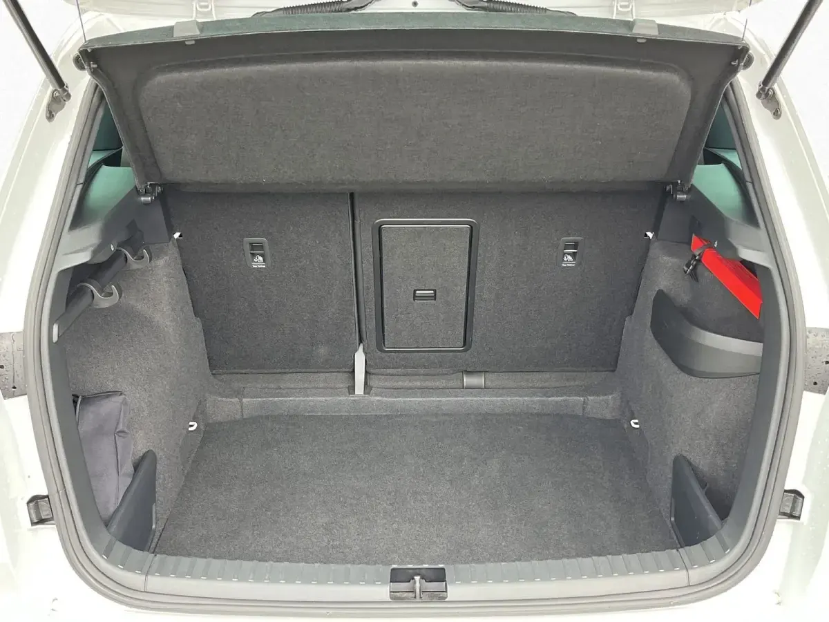 Gebraucht Skoda Karoq SportLine 190 PS (139 kW) 2023 Moonweiß perleffekt SUV