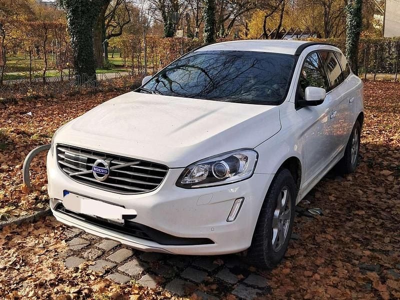 Weiß Gebraucht 2016 Volvo XC60 Momentum SUV | 16.800 € (Fairer Preis) - Bild 1/4