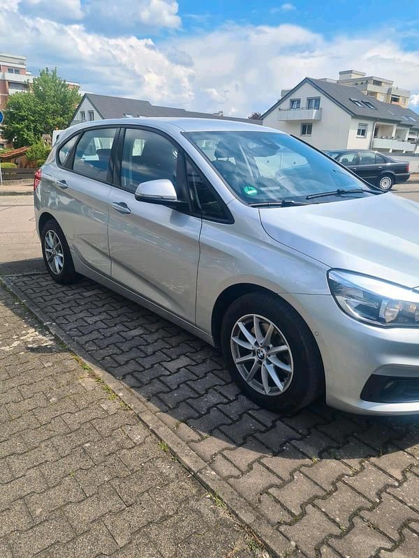 Silber Gebraucht 2017 BMW 220 Active Tourer Van / Kleinbus | 14.900 € (Guter Preis) - Bild 1/4