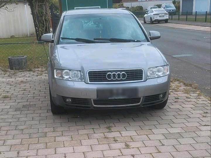 Grau Gebraucht 2002 Audi A4 Limousine | 900 € - Bild 1/3