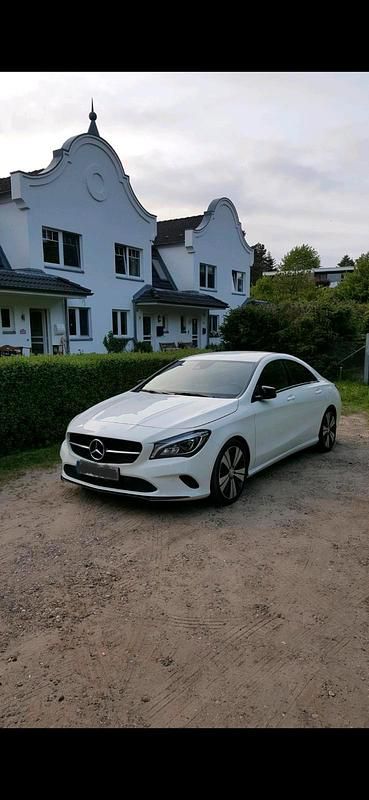 Weiß Gebraucht 2016 Mercedes CLA220 Limousine | 14.100 € (Fairer Preis) - Bild 1/4