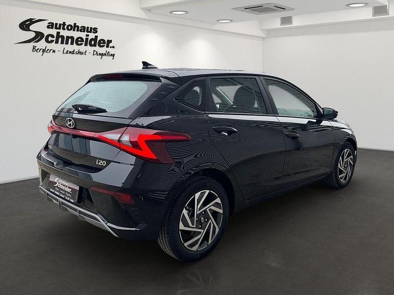 Neu Hyundai i20 Trend 101 PS (74 kW) 2025 Schwarz Limousine