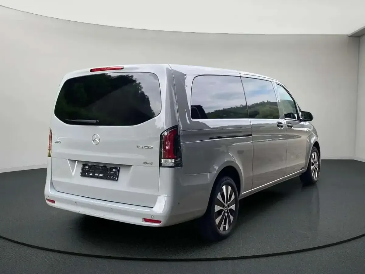 Gebraucht Mercedes Vito 190 PS (139 kW) 2024 Alpingrau Van