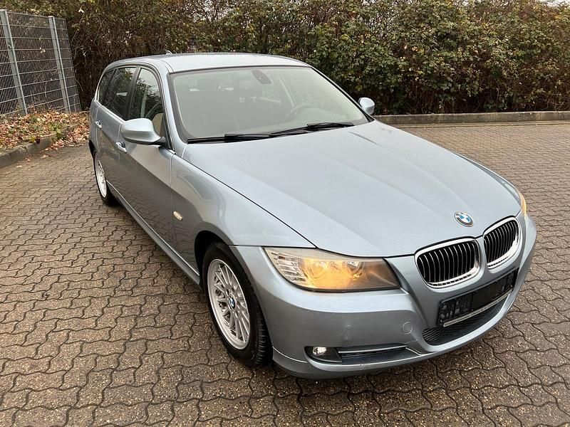 Gebraucht BMW 320 182 PS (133 kW) 2010 Blau Kombi